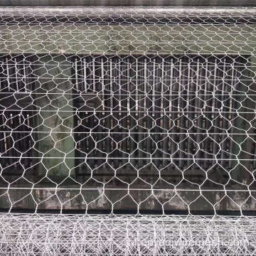 Net gelaste kooi met konijnenkooi